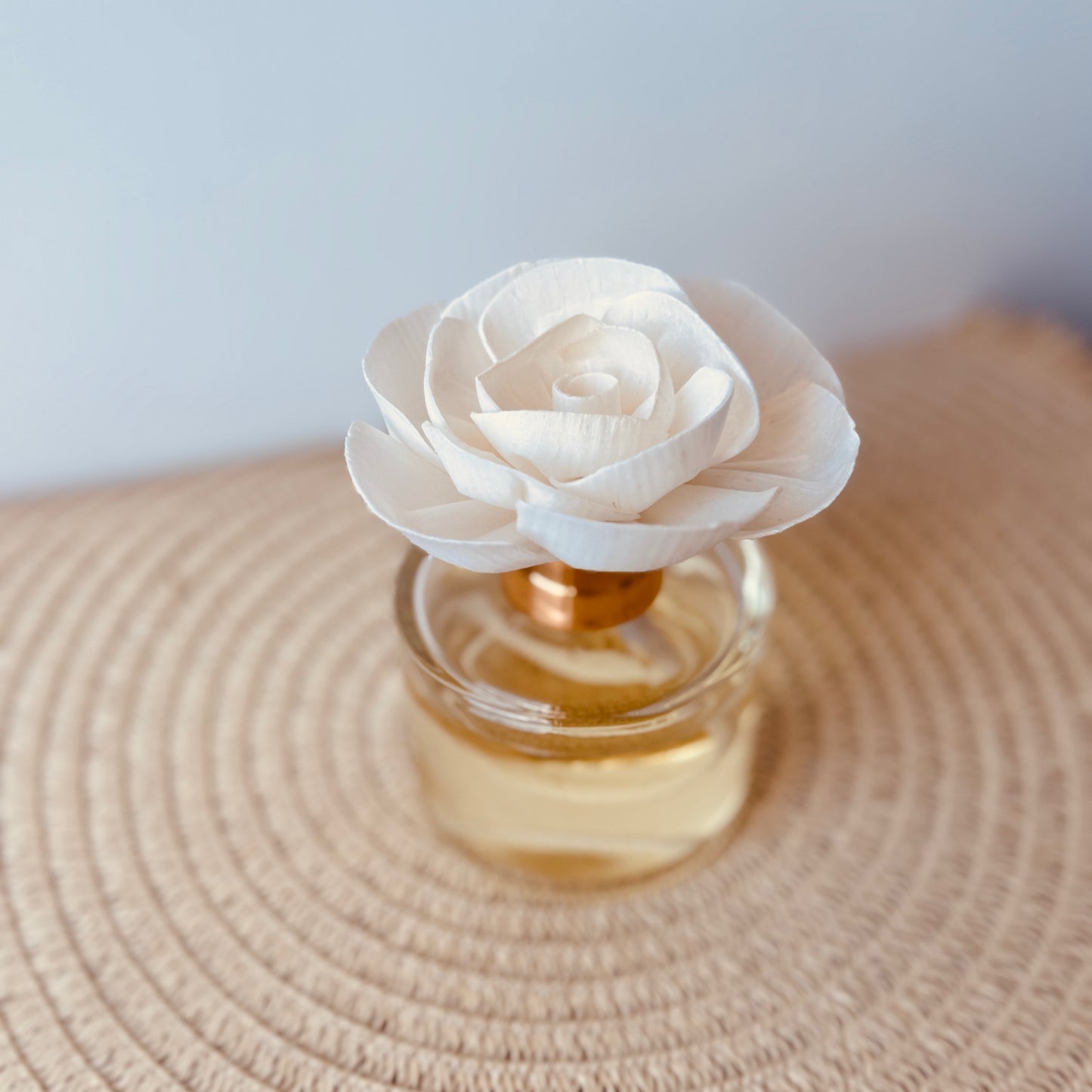 Flower reed diffuser featuring a handcrafted, biodegradable rice paper bloom. Gently absorbs and releases fragrance, offering a long-lasting, flameless scent experience. A beautiful and eco-friendly way to elevate any room with natural charm.
