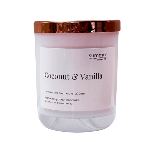 Hand-poured soy wax candle in a white jar with a rose gold lid, scented with Coconut & Vanilla. A creamy, tropical blend with notes of warm vanilla and sweet coconut. Clean-burning and perfect for gifting or creating a relaxed, beachy vibe.